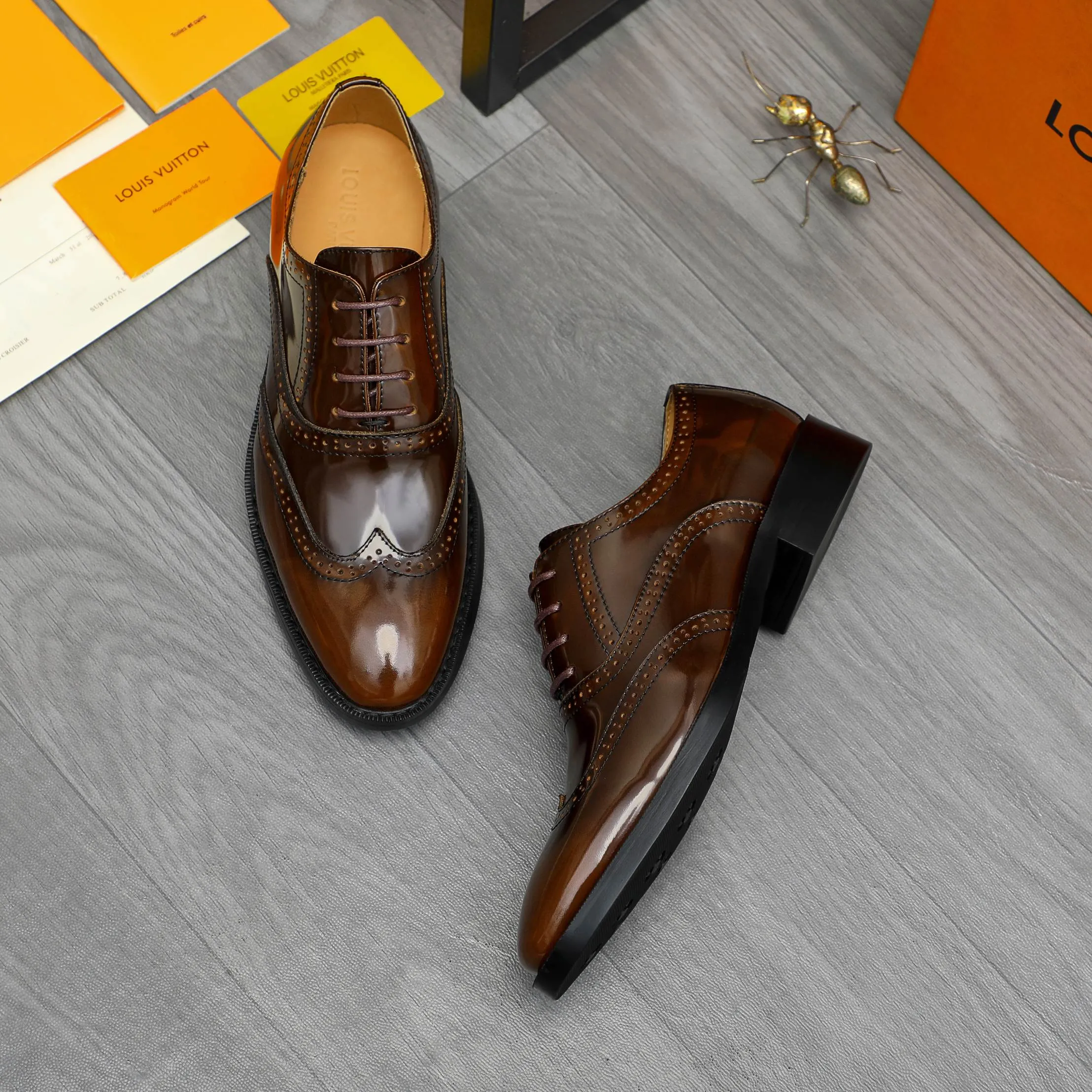 Men's shoes 💰500 Product trademark: LV "Louis Vuitton" business formal leather shoes Regular size: 39-45 (.45 customization is non-returnable) Product materials: Selected color-brushed pearlescent cowhide upper, cowhide lining, original rubber outsole